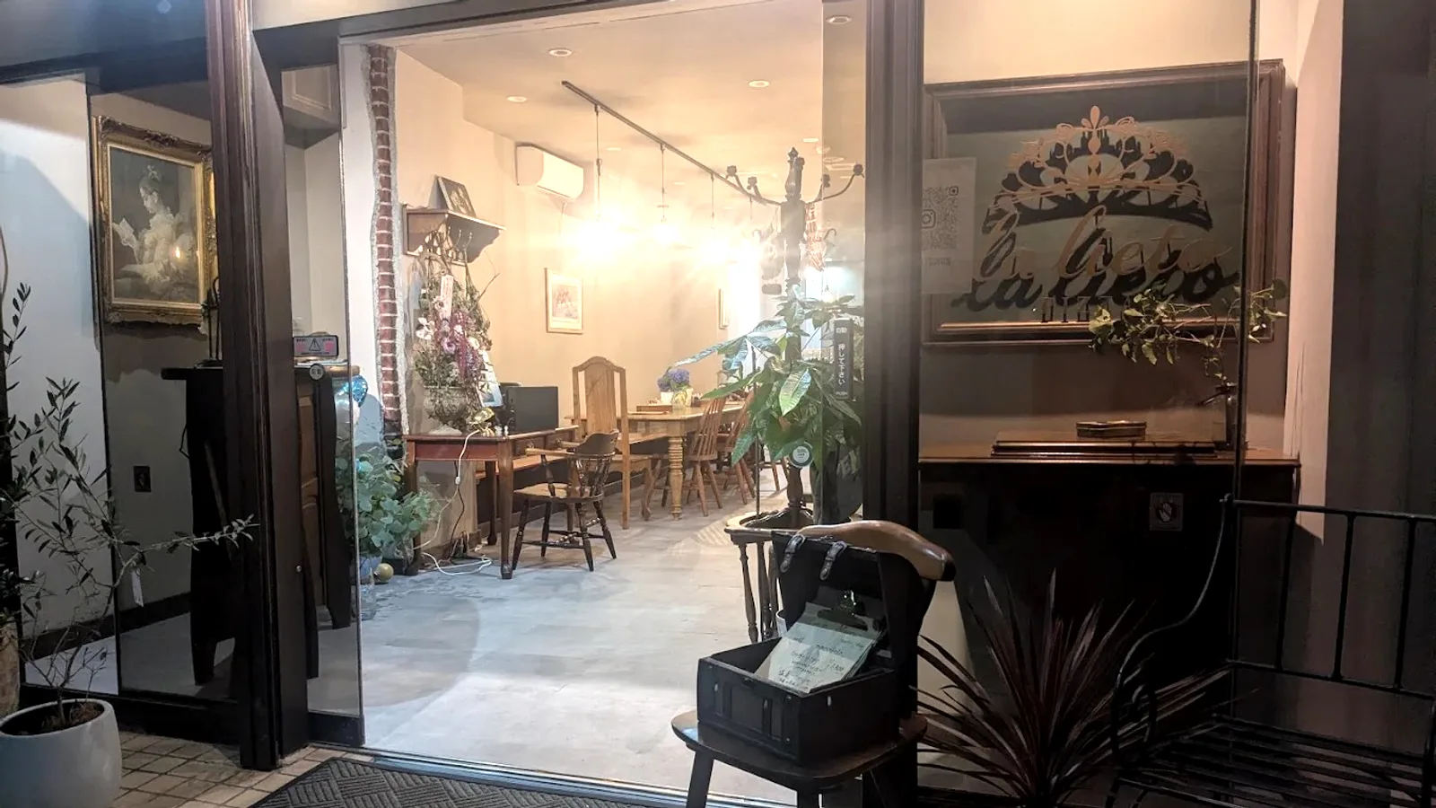 夜の灯りがともる la lieto の店先