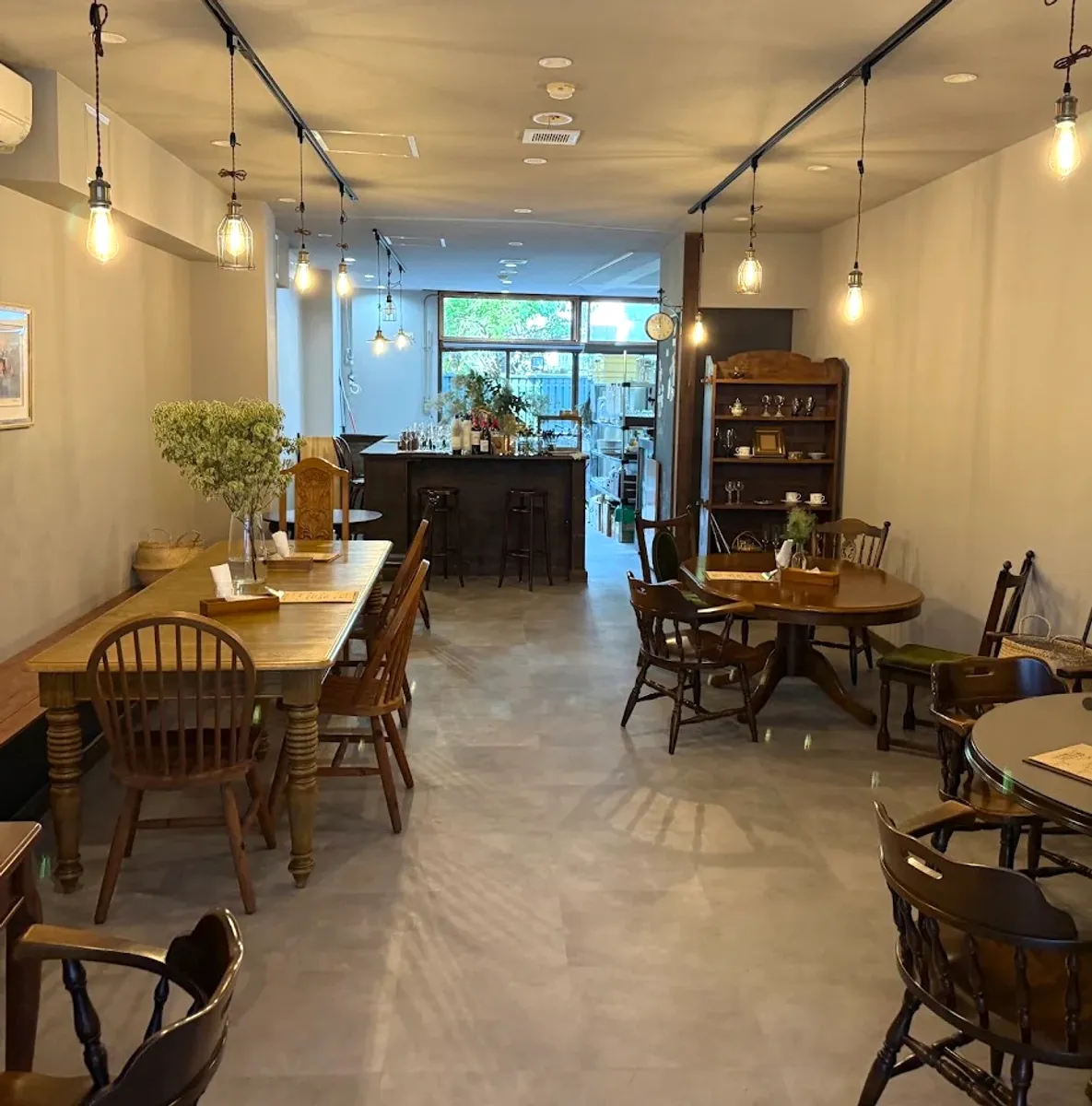 裸電球の灯りの下、奥のカウンターへと続く店内